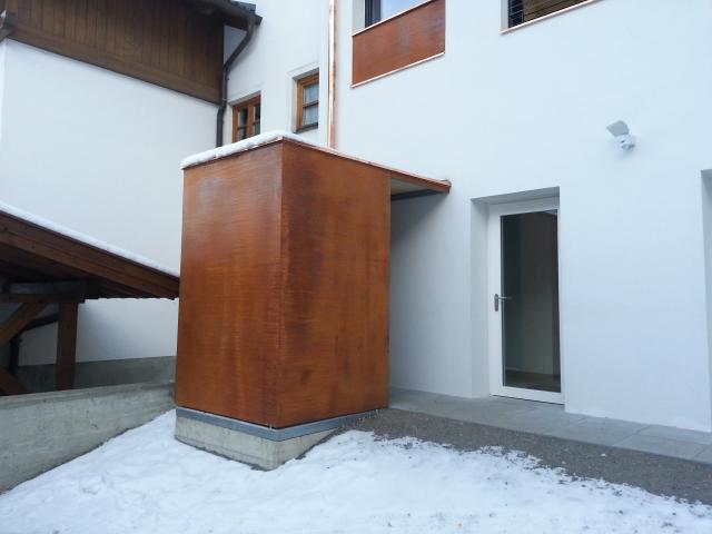 Müllüberdachung aus Cortenstahl.