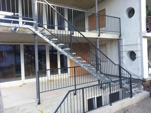 Stiege aus Stahl verzinkt mit beschichteten Geländer.