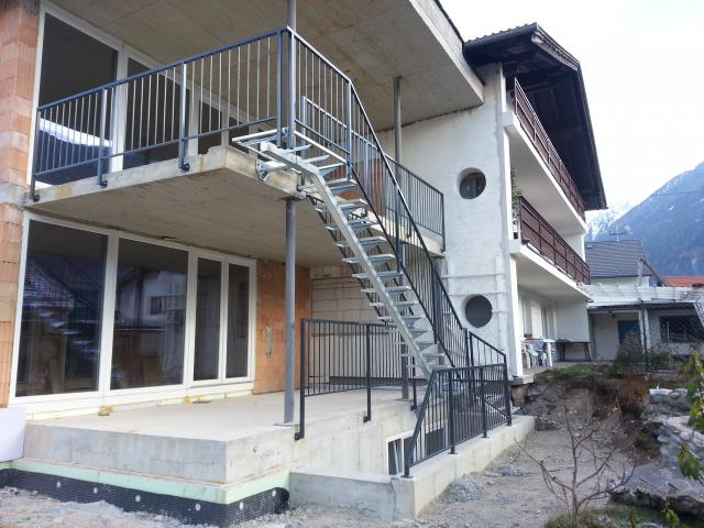 Stiege aus Stahl verzinkt mit beschichteten Geländer.