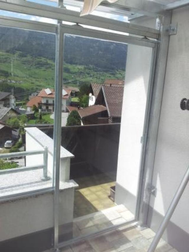 Überdachung aus Stahl verzinkt, mit Wellacrylplatten, Glaselementen und Schiebetür.