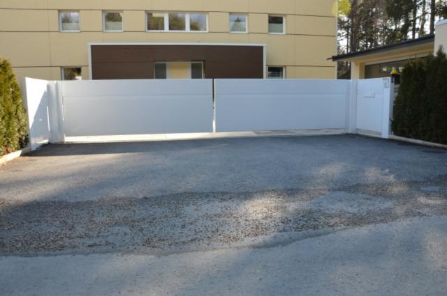 Automatisches Einfahrtstor mit einem seitlichen Gehflügel aus Stahl verzinkt mit weißer Beschichtung