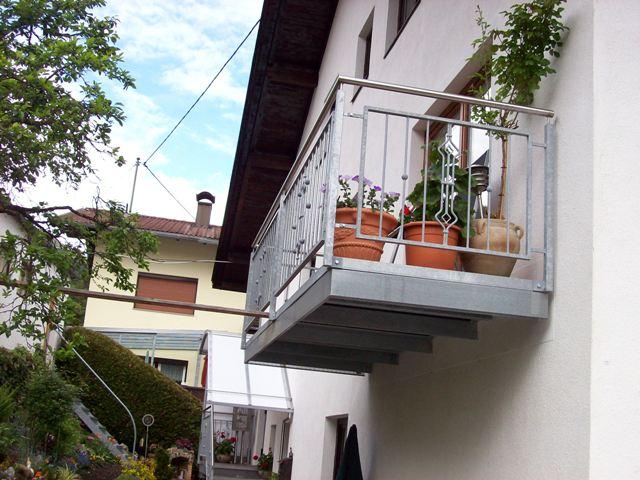 Balkon aus Stahl verzinkt mit Nirosta Handlauf
