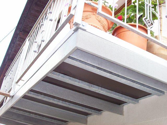Balkon aus Stahl verzinkt mit Nirosta Handlauf