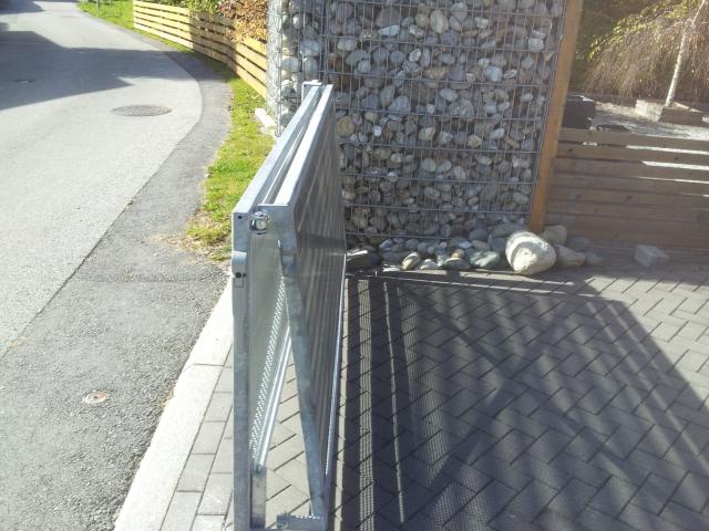 Zweifach geteiltes Tor mit Gehflügel aus Stahl verzinkt.