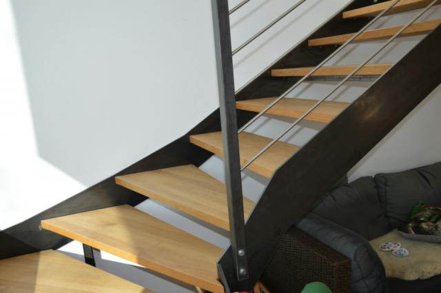 Stiege aus Stahl roh mit Holztritten