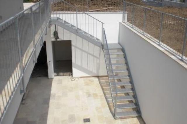 Stiege und Geländer aus Stahl verzinkt