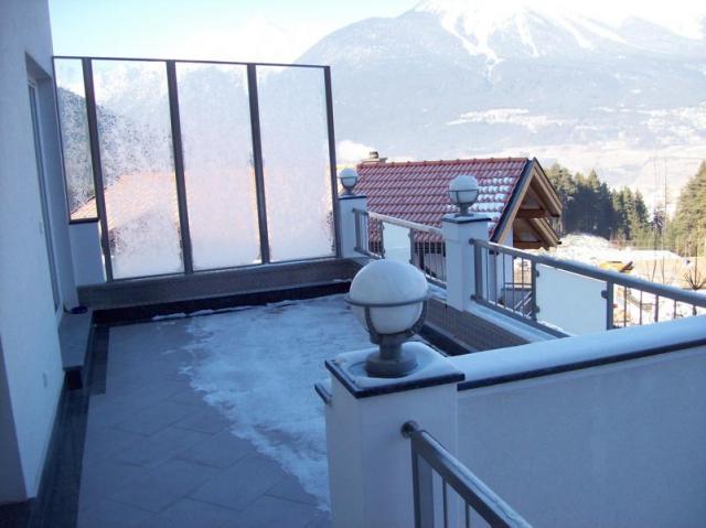 Nirogelaender und Windschutz mit Glasfuellung