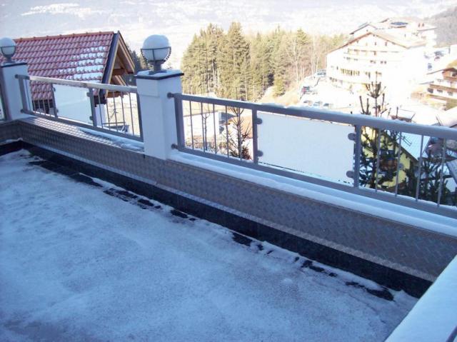 Nirogelaender und Windschutz mit Glasfuellung