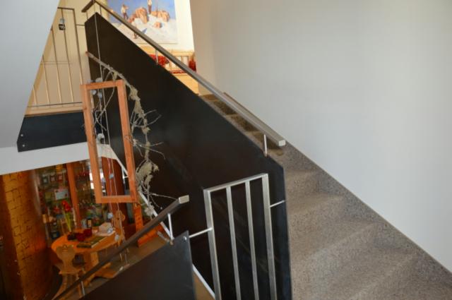 Geländer aus Nirosta mit Stahlplatten als Füllung.