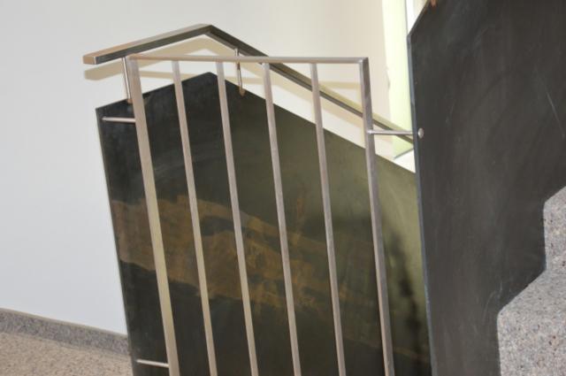Geländer aus Nirosta mit Stahlplatten als Füllung.