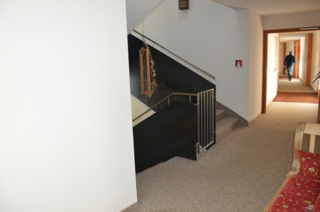 Geländer aus Nirosta mit Stahlplatten als Füllung.