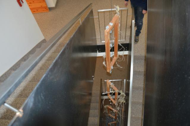 Geländer aus Nirosta mit Stahlplatten als Füllung.