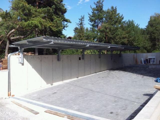 Carport aus Stahl verzinkt mit beschichtetem Trapezblechdach.