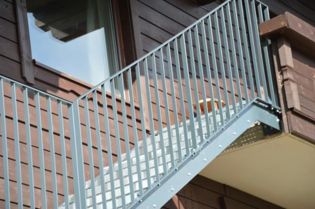 Verzinkte Stahlstiege mit Anthrazitgrauer Beschichtung.