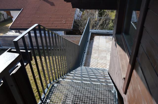 Verzinkte Stahlstiege mit Anthrazitgrauer Beschichtung.