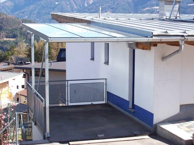 Überdachung aus Stahl verzinkt mit Glasdach.