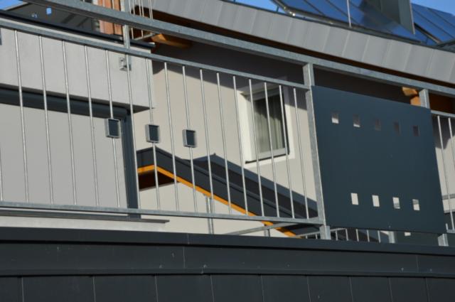 Geländer aus Stahl Verzinkt mit Beschichteten Blechen 