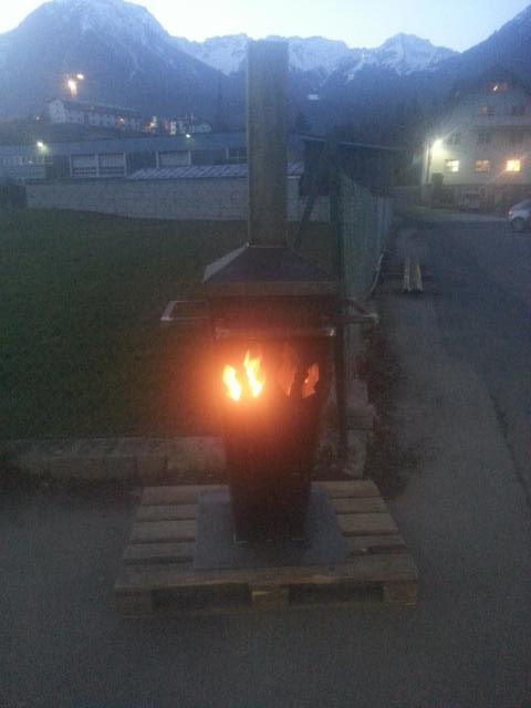 Ofen mit intergriertem Stehtisch.