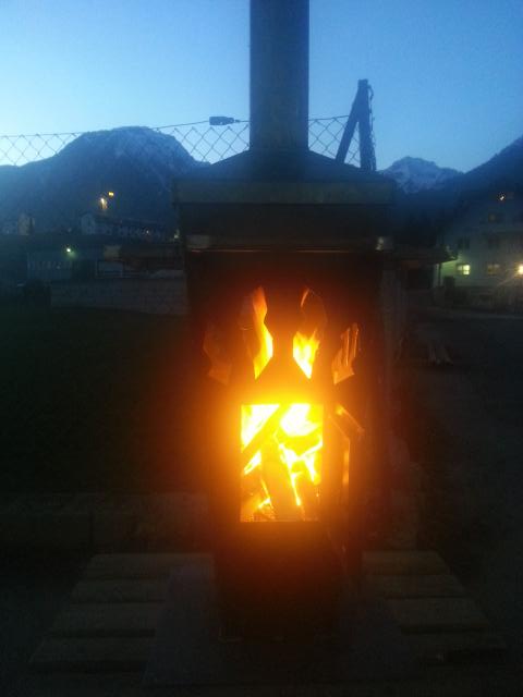 Ofen mit intergriertem Stehtisch.