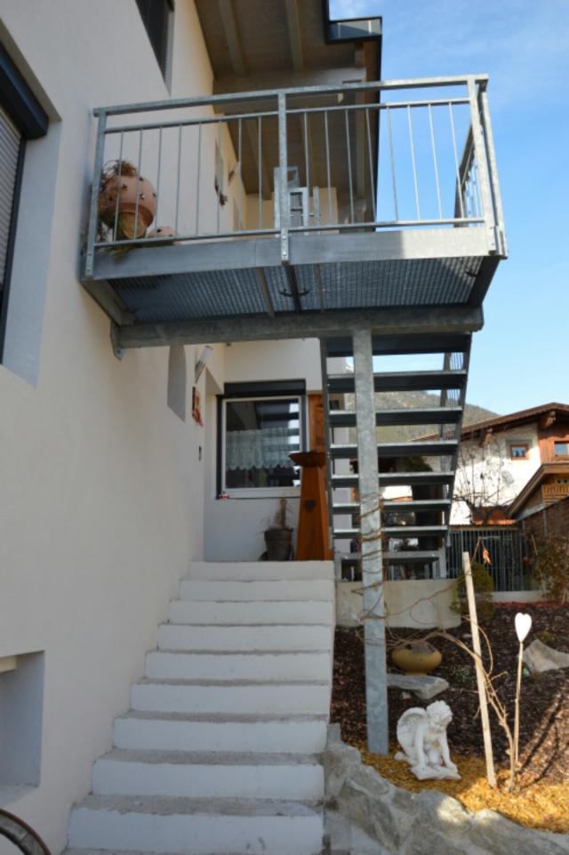 Stiege aus Stahl Verzinkt mit Gitterrosttritte.