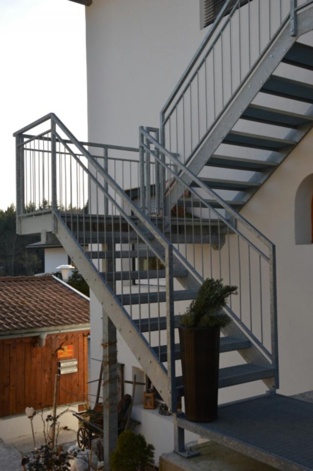 Stiege aus Stahl Verzinkt mit Gitterrosttritte.