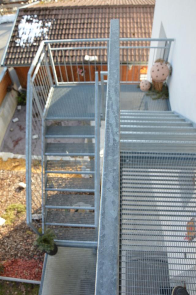Stiege aus Stahl Verzinkt mit Gitterrosttritte.