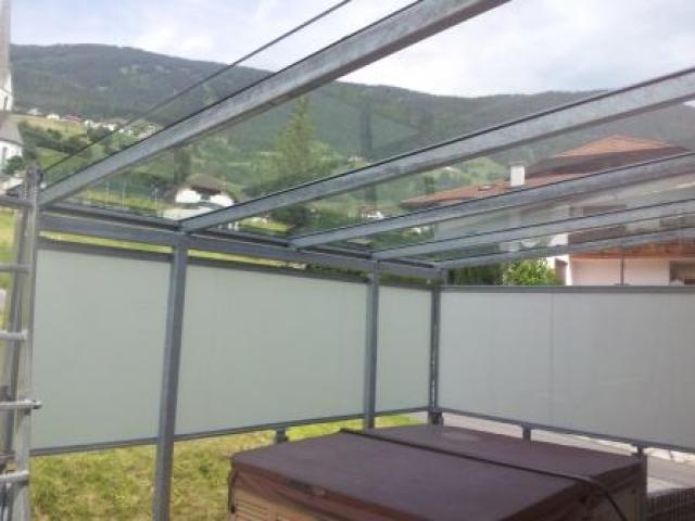Whirlpoolüberdachung aus Stahl verzinkt, mit Klarglas und seitlich verkleidet mit Milchglas.