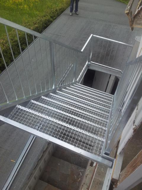 Stiege aus Stahl verzinkt.