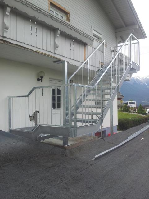 Stiege aus Stahl verzinkt.