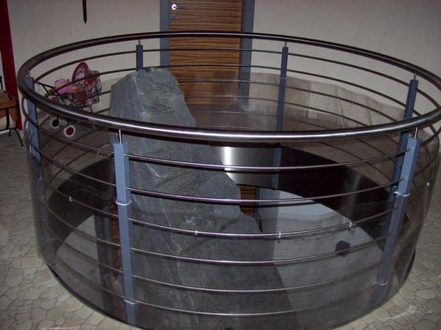 Innenstahltreppe mit HolztrittenGeländer beschichtet mit Niroseilfüllung und Nirohandlauf