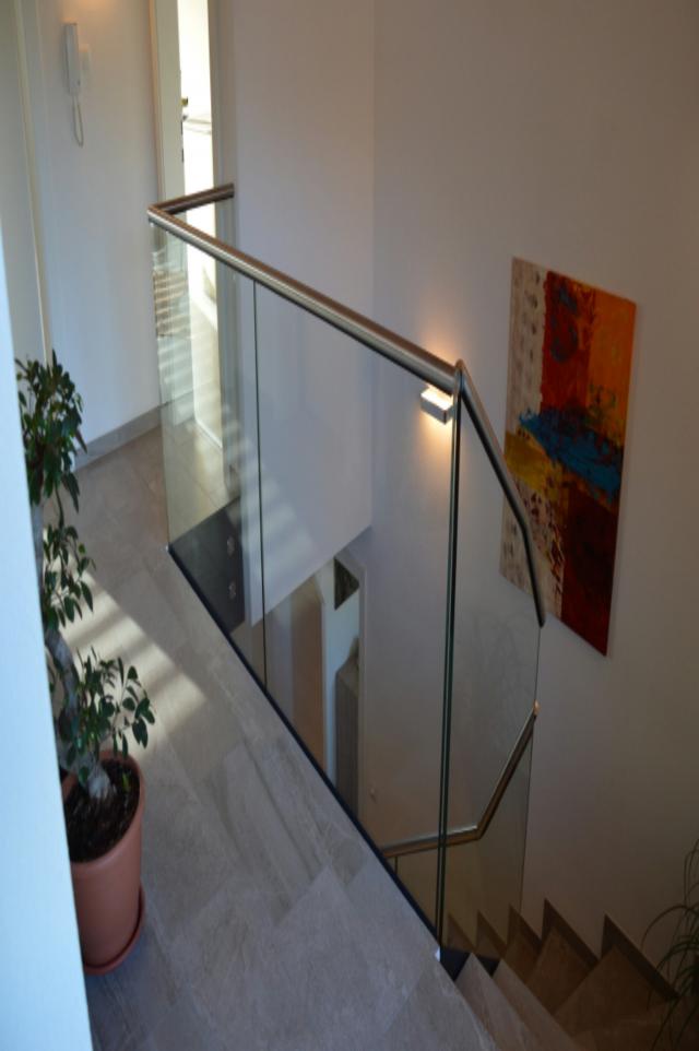 Geländer mit Glas Füllung und Nirosta Handlauf