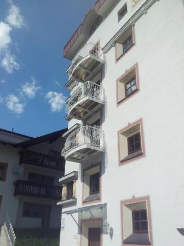 Balkon + Geländer aus Stahl Vz. und anschließend Weiß lackiert. Bodenblech aus Aluminium.