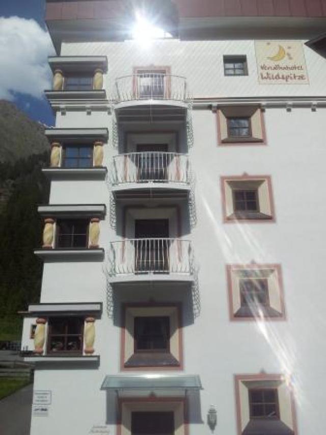 Balkon + Geländer aus Stahl Vz. und anschließend Weiß lackiert. Bodenblech aus Aluminium.