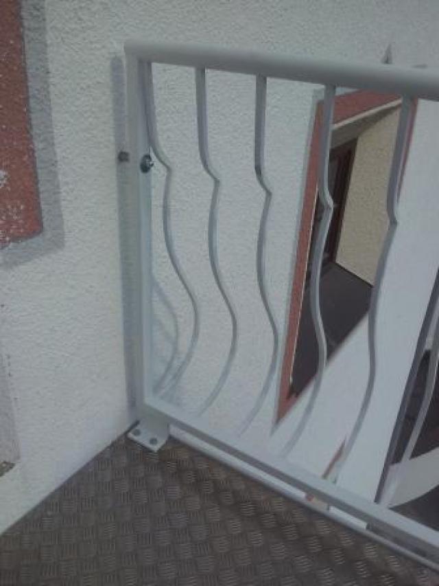Balkon + Geländer aus Stahl Vz. und anschließend Weiß lackiert. Bodenblech aus Aluminium.