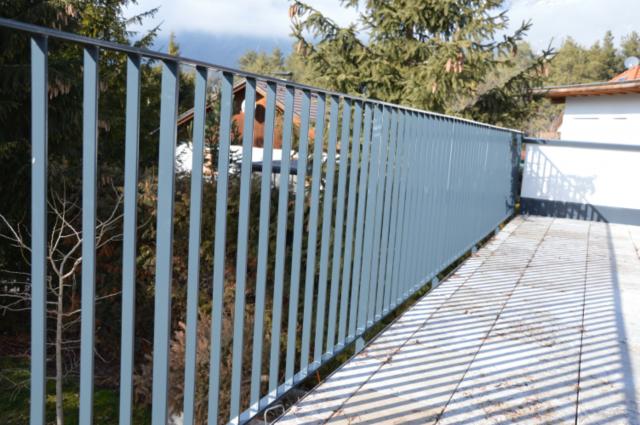 Verzinktes Flachstahlgeländer - Stiege  mit Anthrazitgrauer Beschichtung