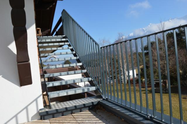 Verzinktes Flachstahlgeländer - Stiege  mit Anthrazitgrauer Beschichtung